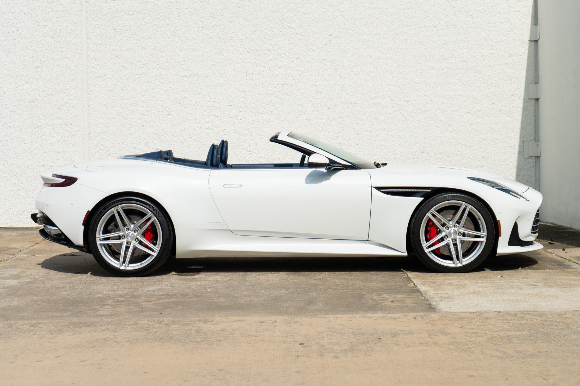 Used 2025 Aston Martin DB12 Convertible RWD image 12