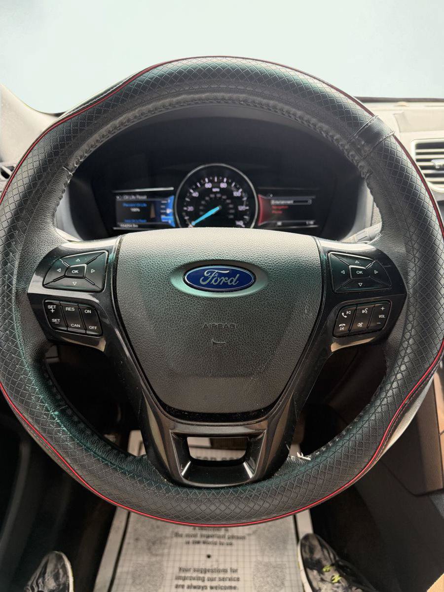 Used 2016 Ford Explorer XLT w/ Equipment Group 202A FWD image 5