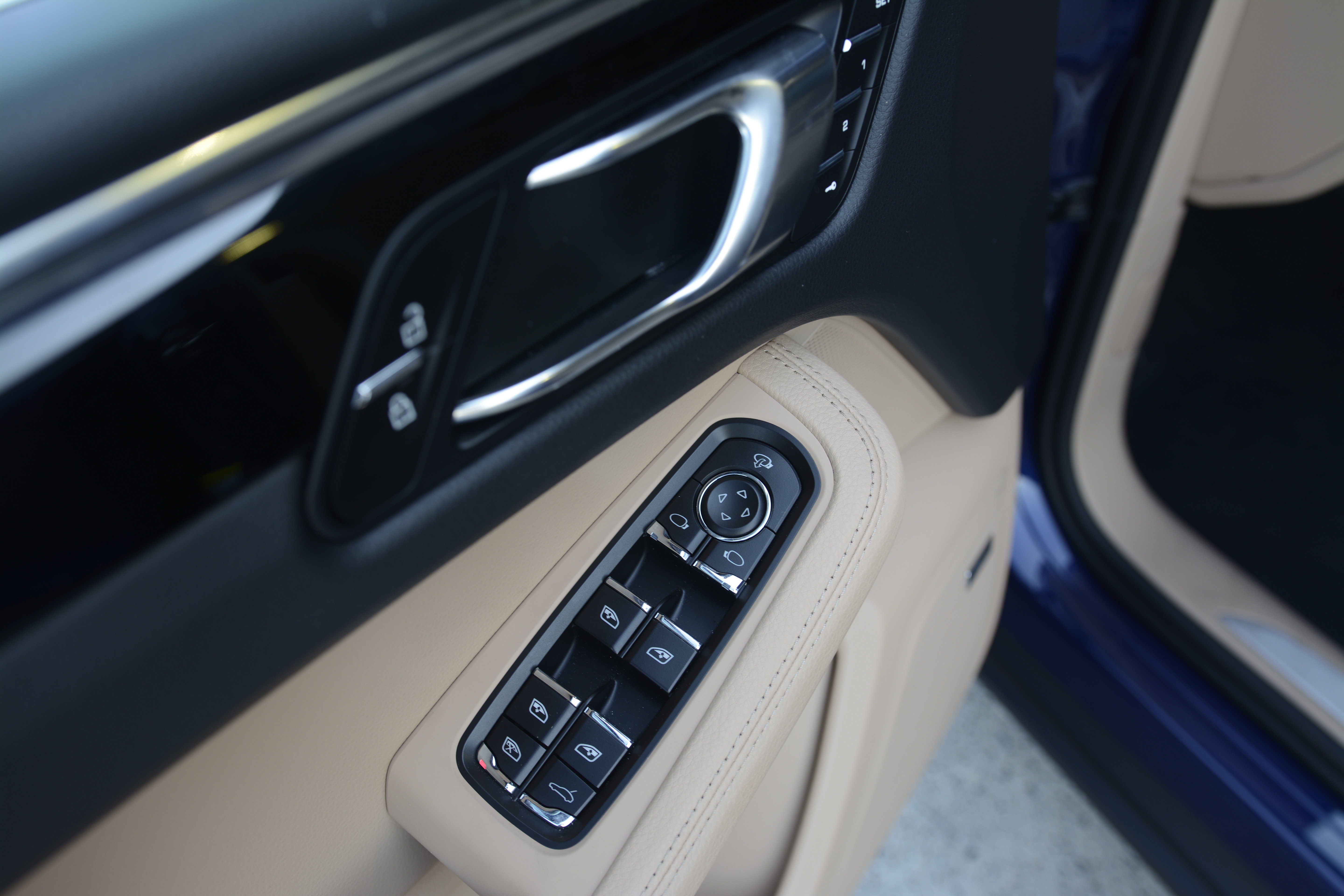 Certified 2026 Porsche Macan AWD/4WD image 14