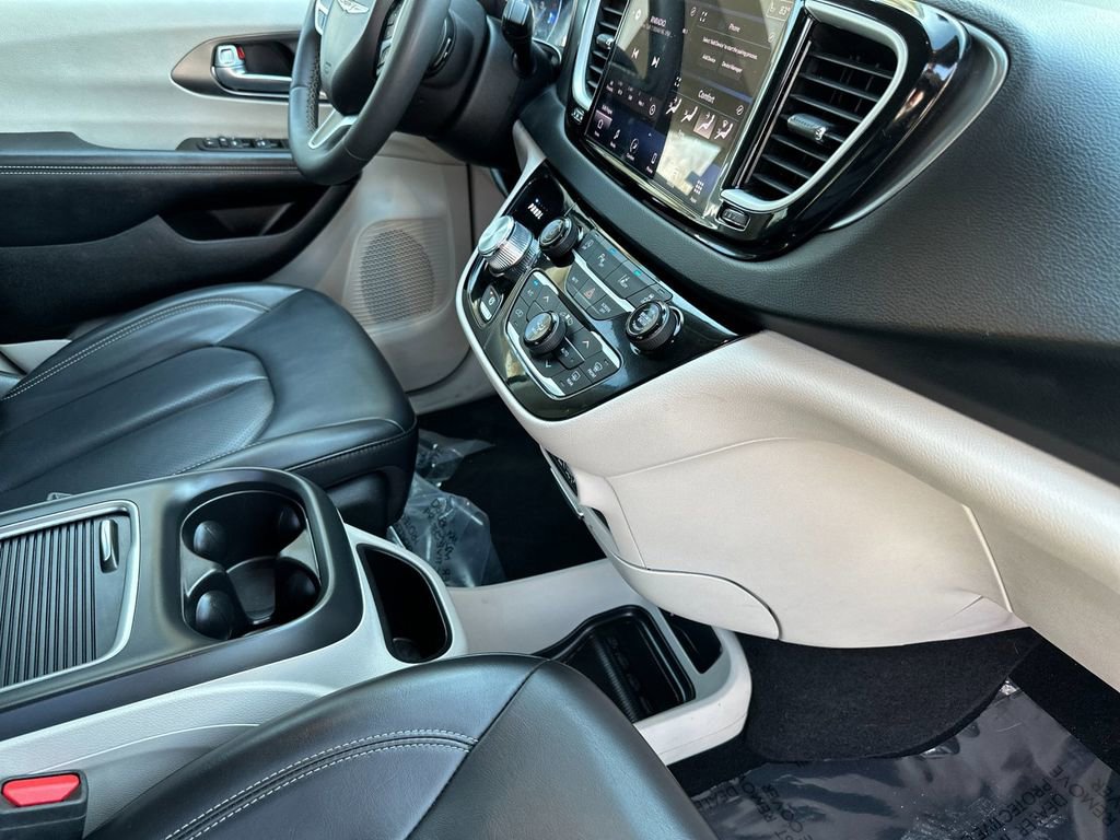 Used 2023 Chrysler Pacifica Touring-L FWD image 16