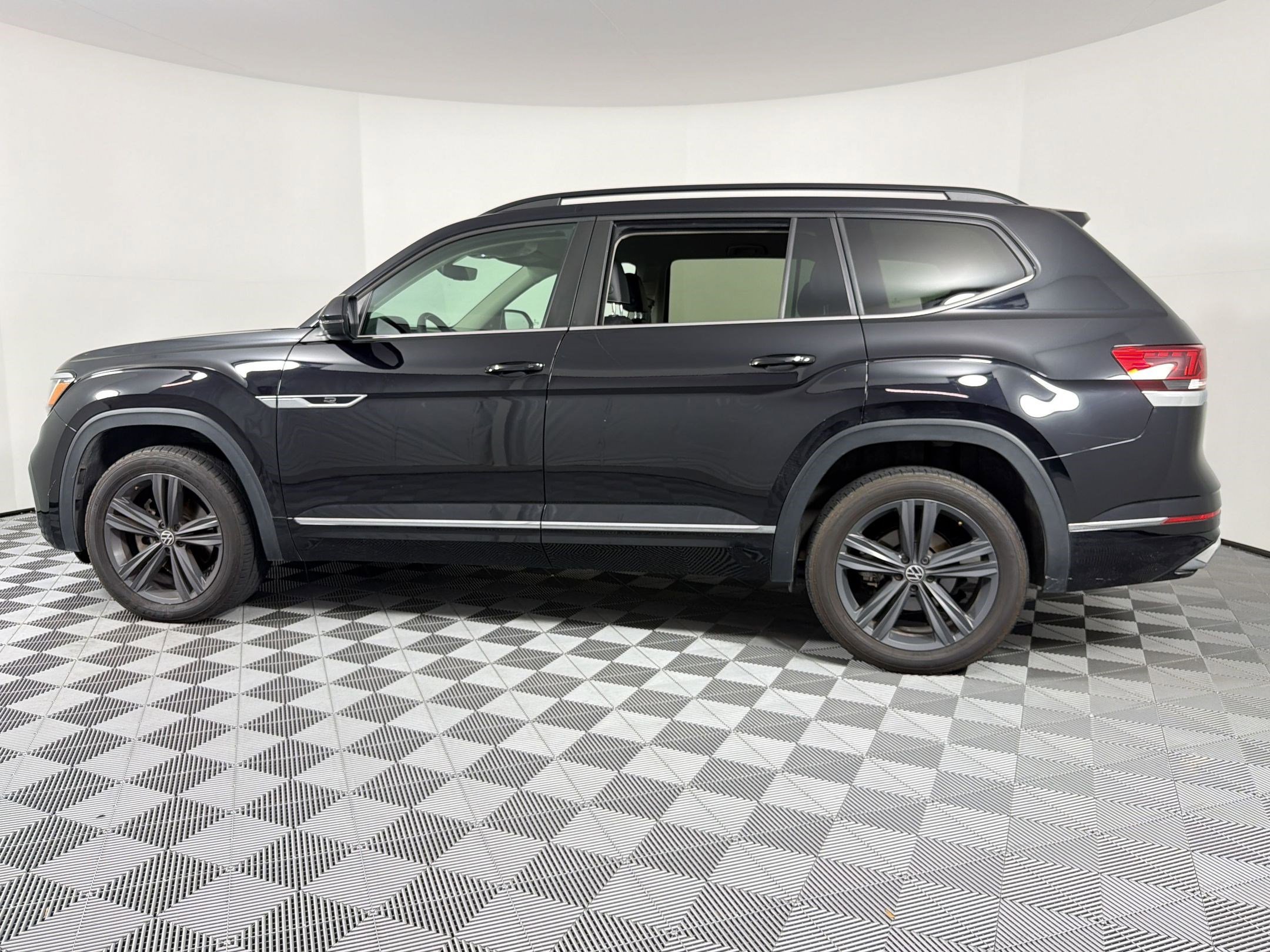 Used 2021 Volkswagen Atlas SE AWD/4WD image 2