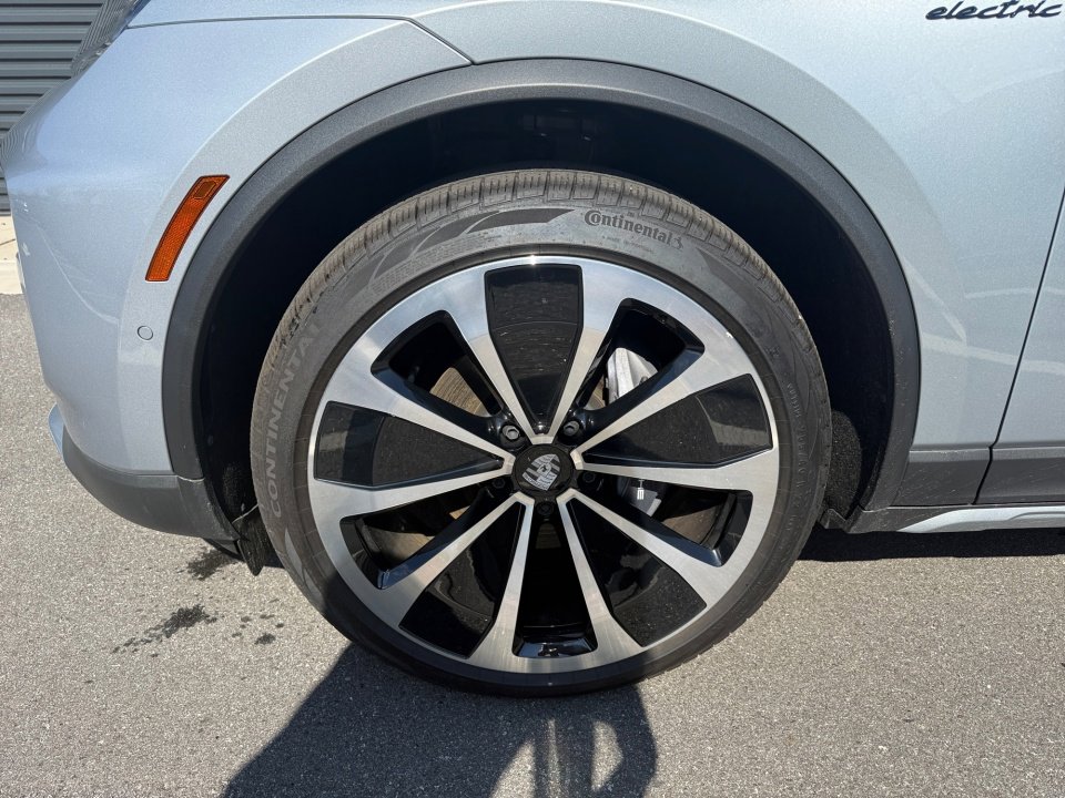 Certified 2025 Porsche Macan Electric image 11