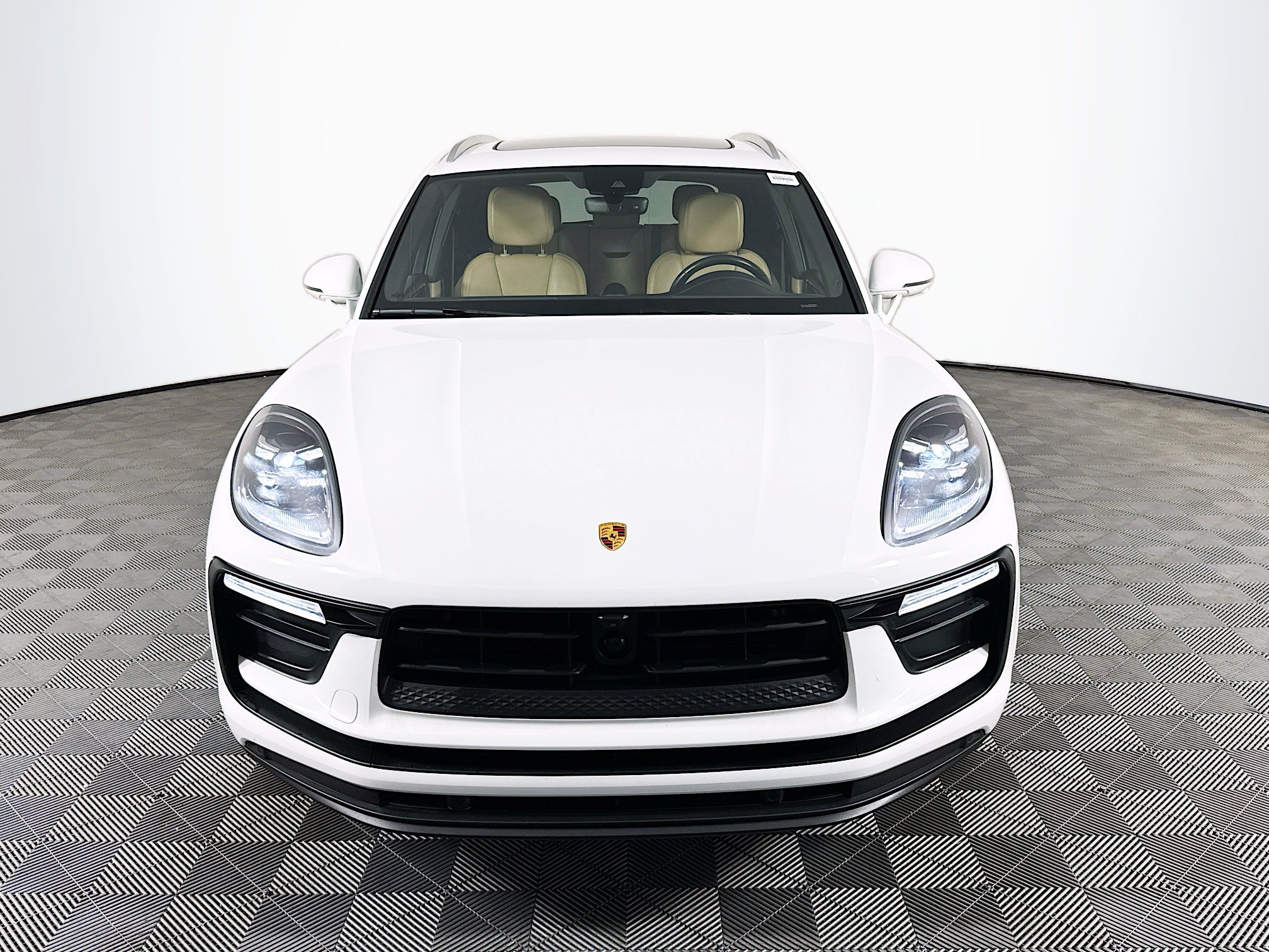 Used 2023 Porsche Macan AWD/4WD image 2