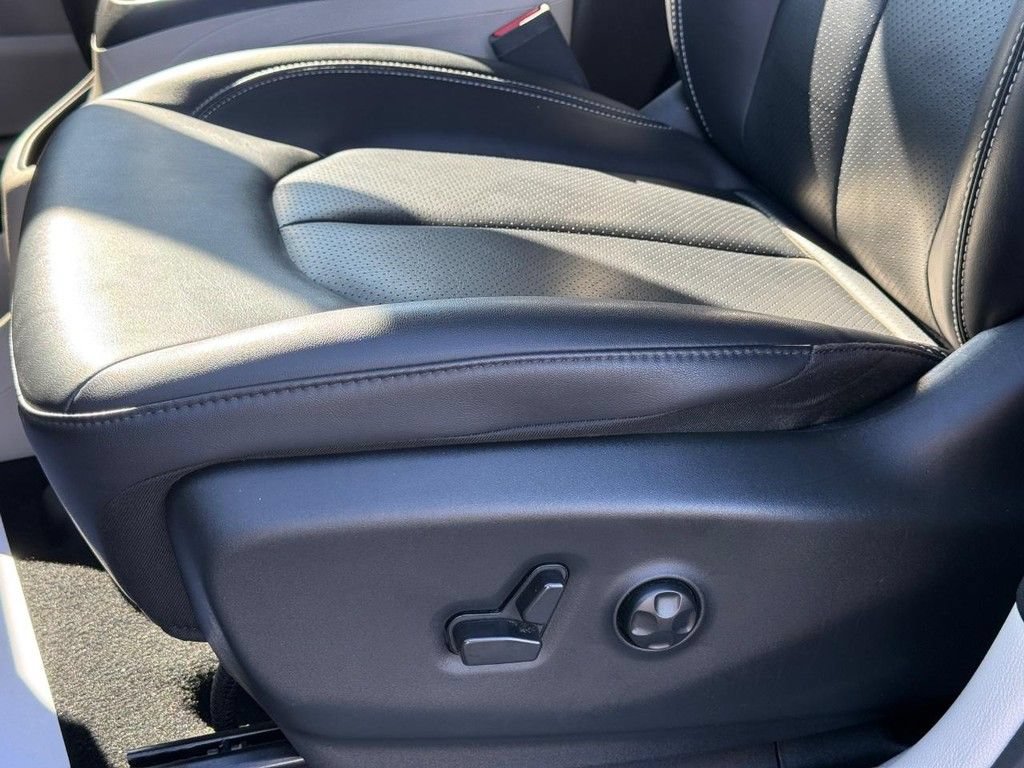 Certified 2024 Chrysler Pacifica Limited FWD image 27