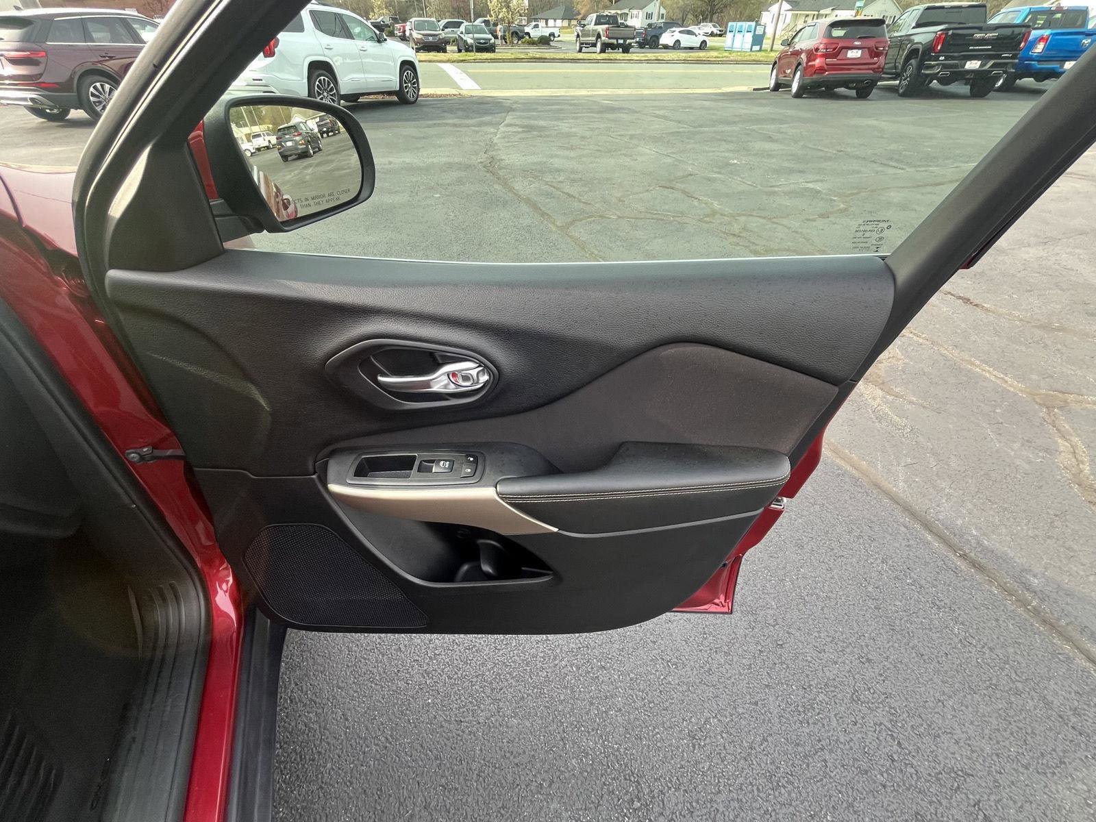 Used 2017 Jeep Cherokee Latitude image 14