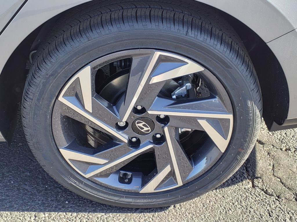 New 2025 Hyundai Elantra SEL FWD image 5