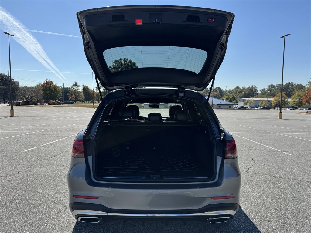 Used 2021 Mercedes-Benz GLC 300 4MATIC w/ AMG Line image 23