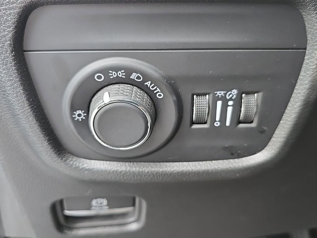 Used 2024 Jeep Grand Cherokee Laredo AWD/4WD image 17