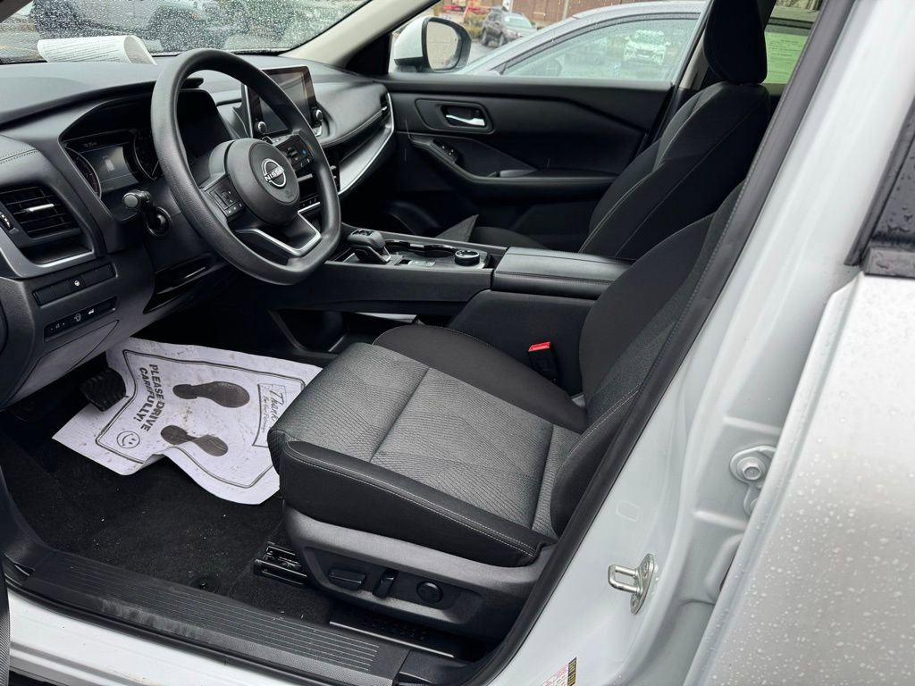Used 2024 Nissan Rogue SV image 9