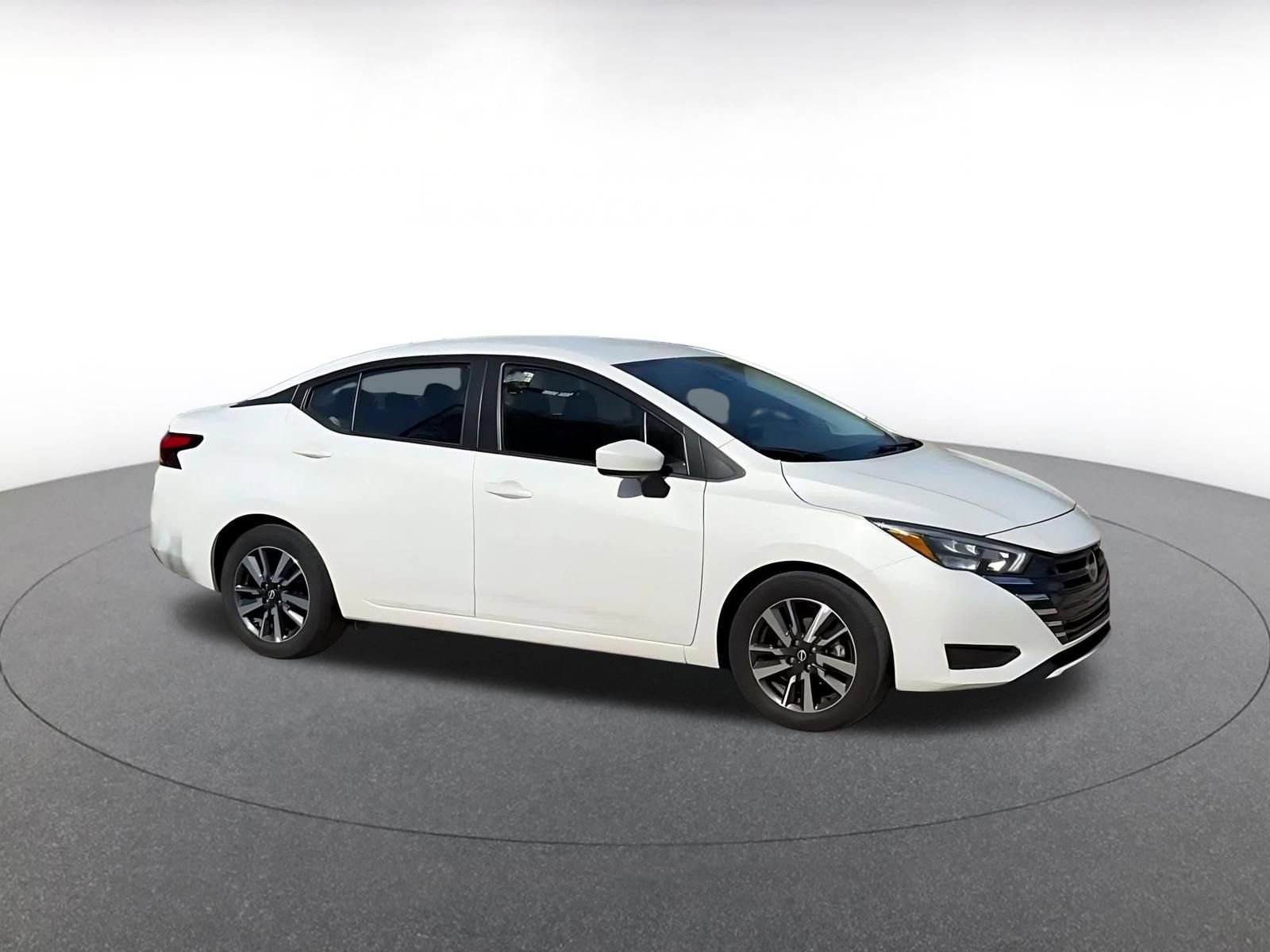 Used 2025 Nissan Versa SV image 2