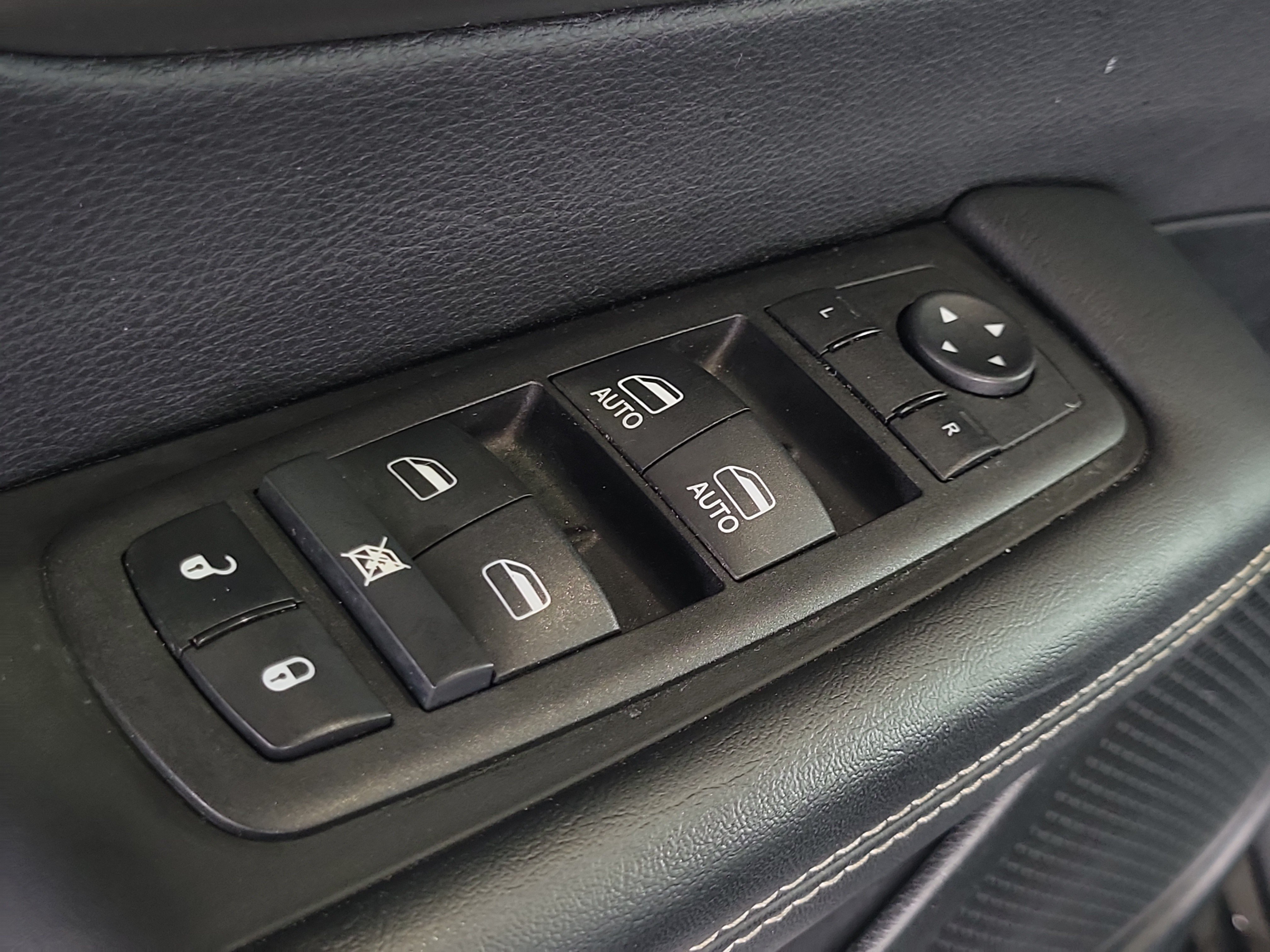 Certified 2025 Chrysler Pacifica Select FWD image 18