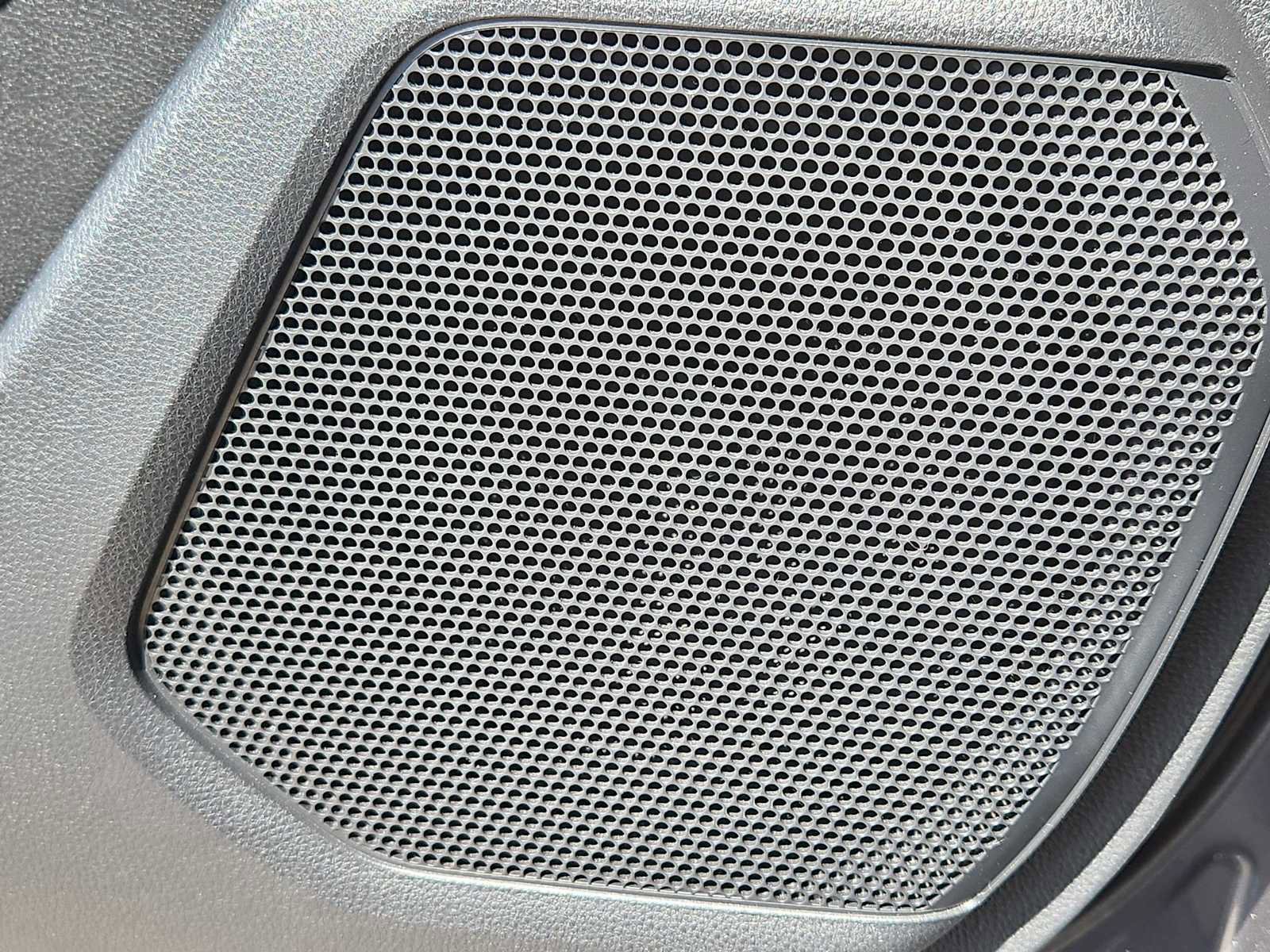 Used 2020 Toyota Highlander LE image 30