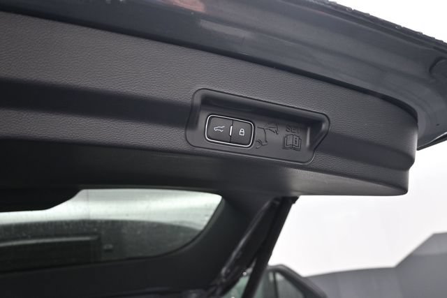 Used 2023 Ford Explorer XLT AWD/4WD image 7