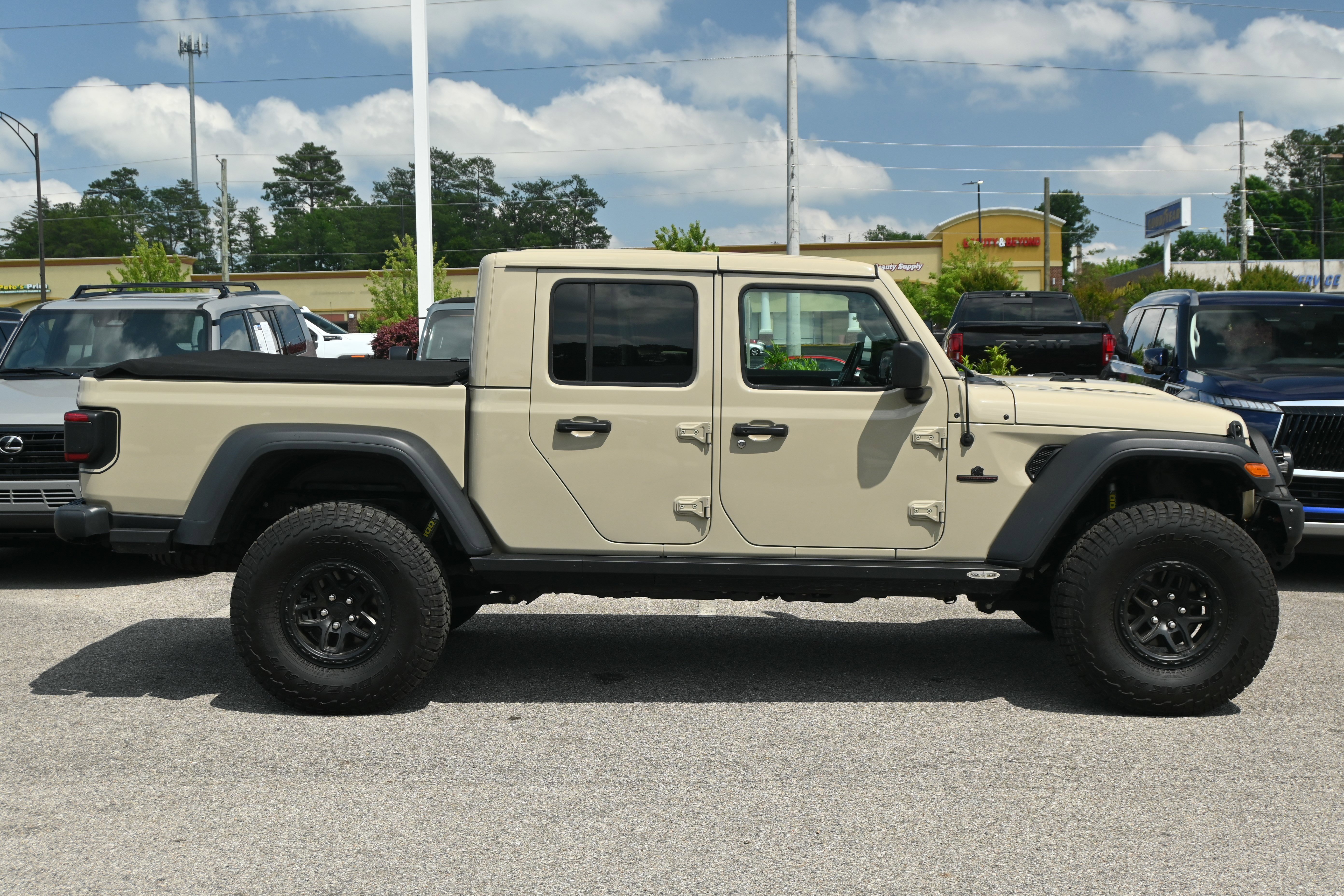Used 2020 Jeep Gladiator Rubicon AWD/4WD image 11
