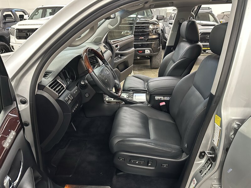 Used 2011 Lexus LX 570 4WD w/ Luxury Pkg image 11
