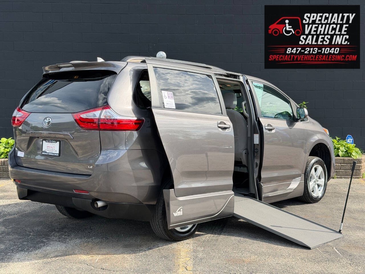 Used 2018 Toyota Sienna LE FWD image 1