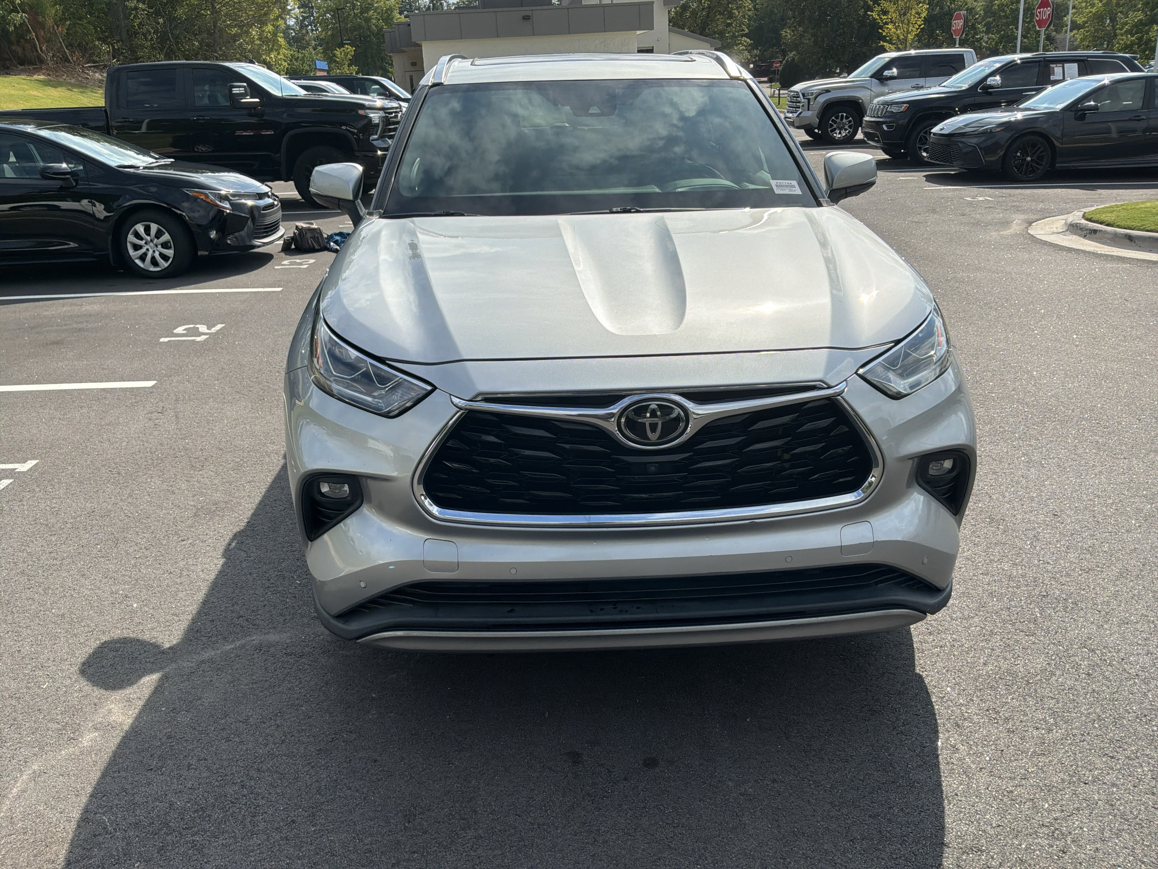 Used 2022 Toyota Highlander Platinum FWD image 3