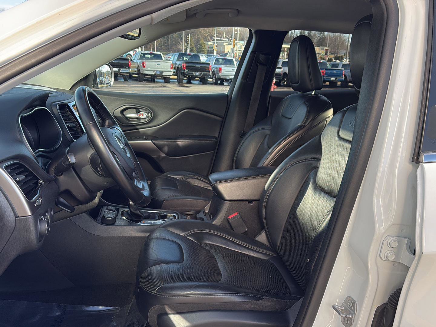 Used 2019 Jeep Cherokee Limited image 16