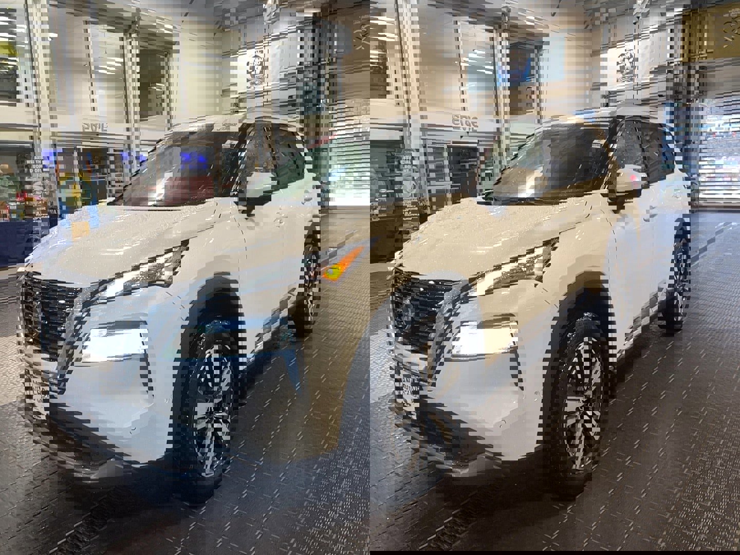 Used 2023 Nissan Rogue SL w/ SL Premium Package image 2