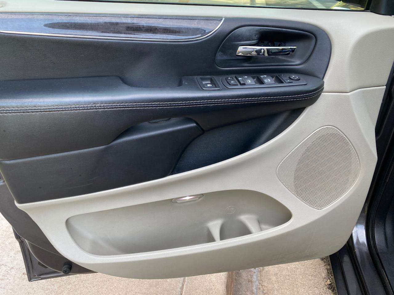 Used 2016 Chrysler Town & Country Touring FWD image 27