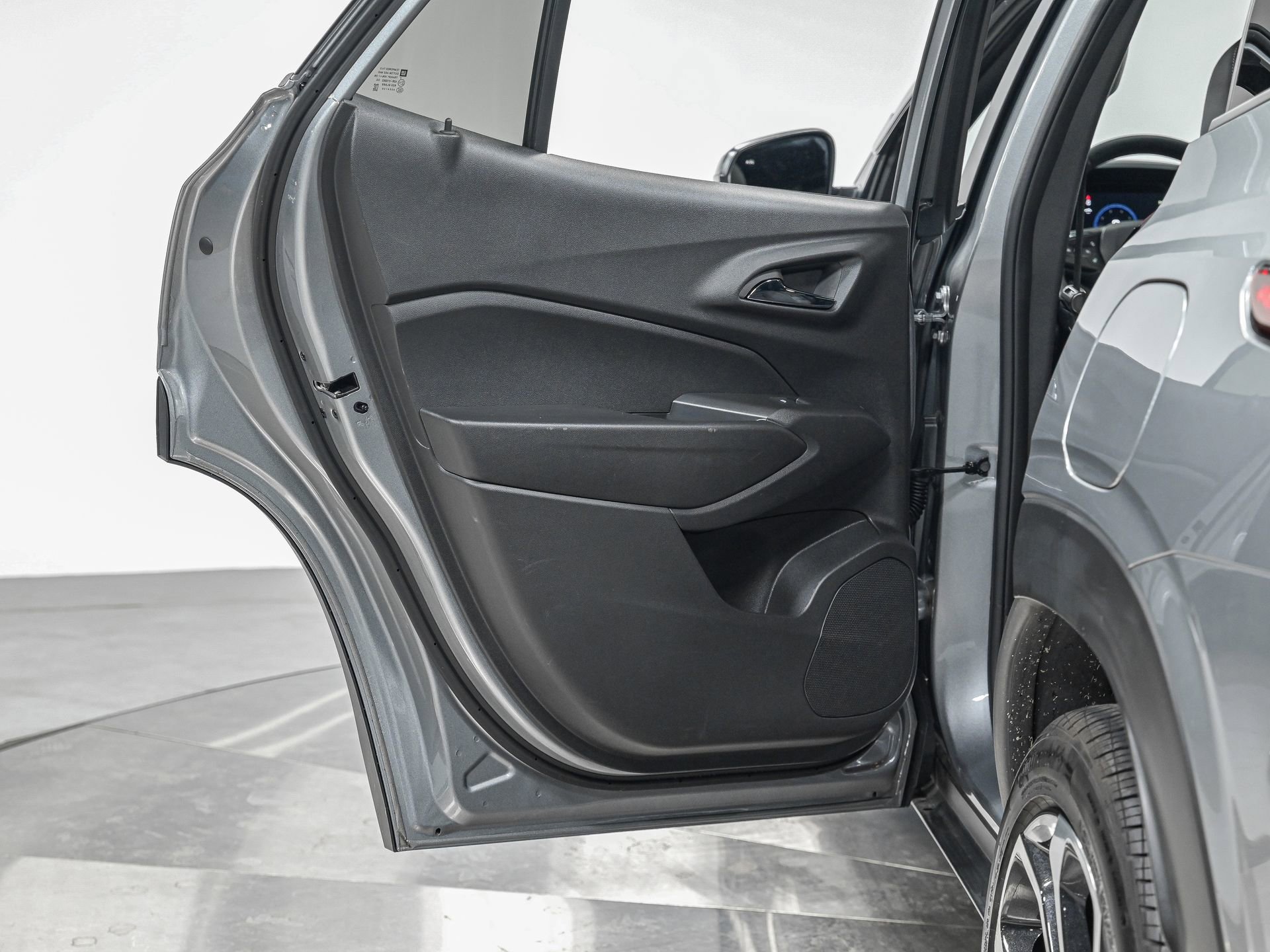 Used 2024 Chevrolet Trax RS w/ Sunroof Package FWD image 26