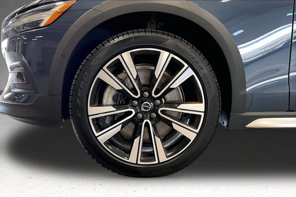Certified 2025 Volvo V60 B5 Cross Country Ultra AWD/4WD image 35