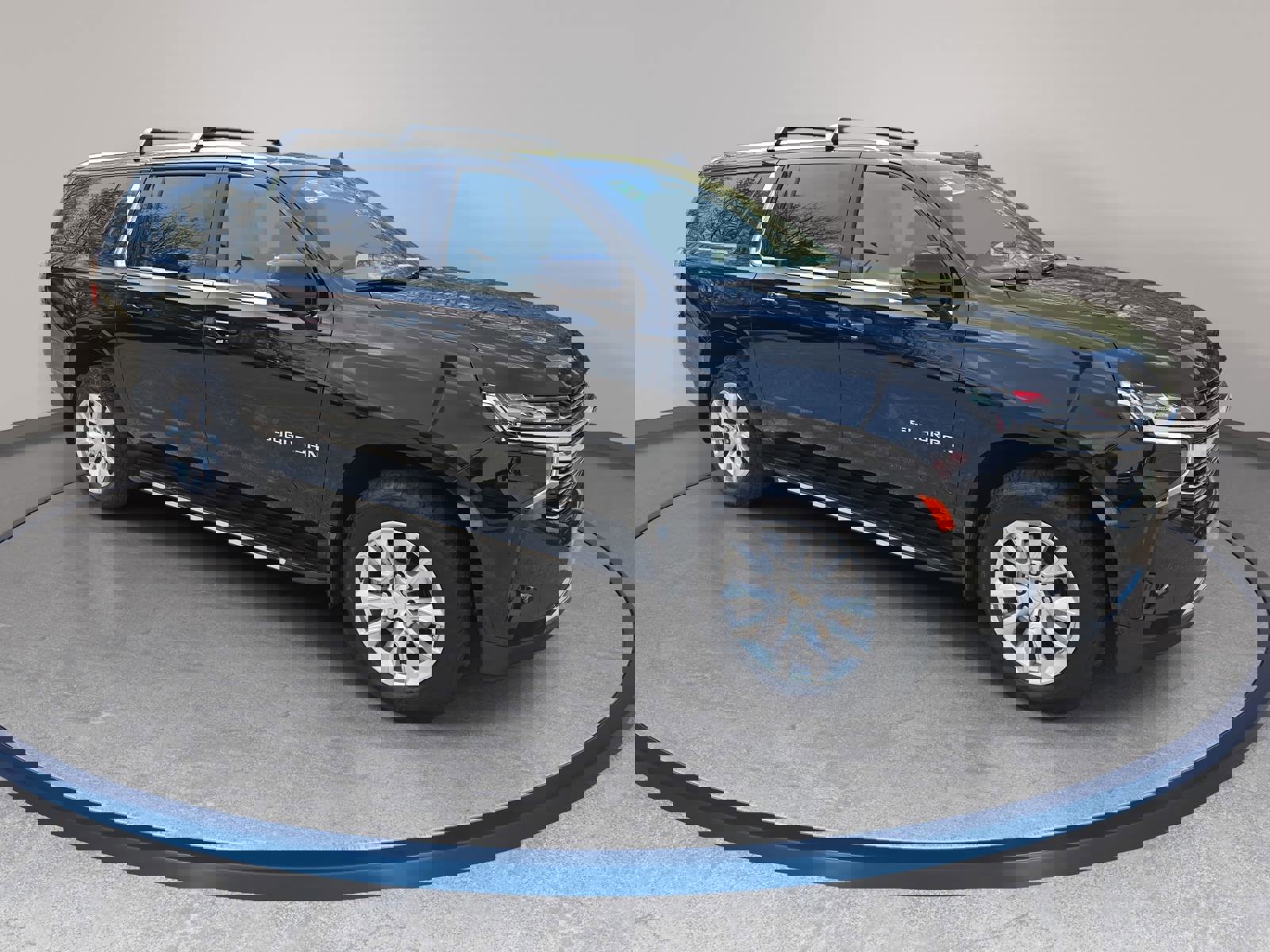 Used 2022 Chevrolet Suburban LT w/ Luxury Package image 3