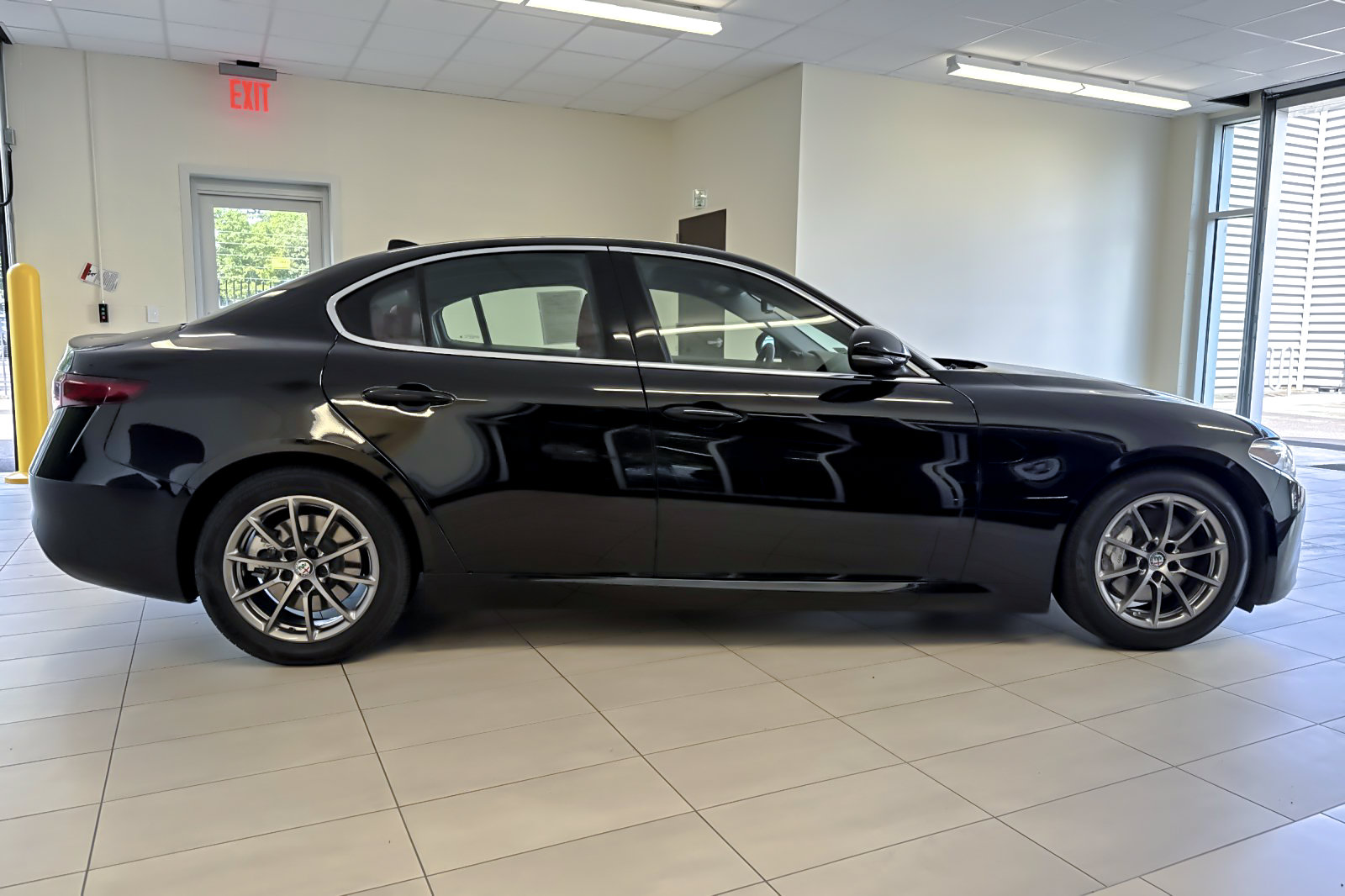 Used 2020 Alfa Romeo Giulia RWD image 3