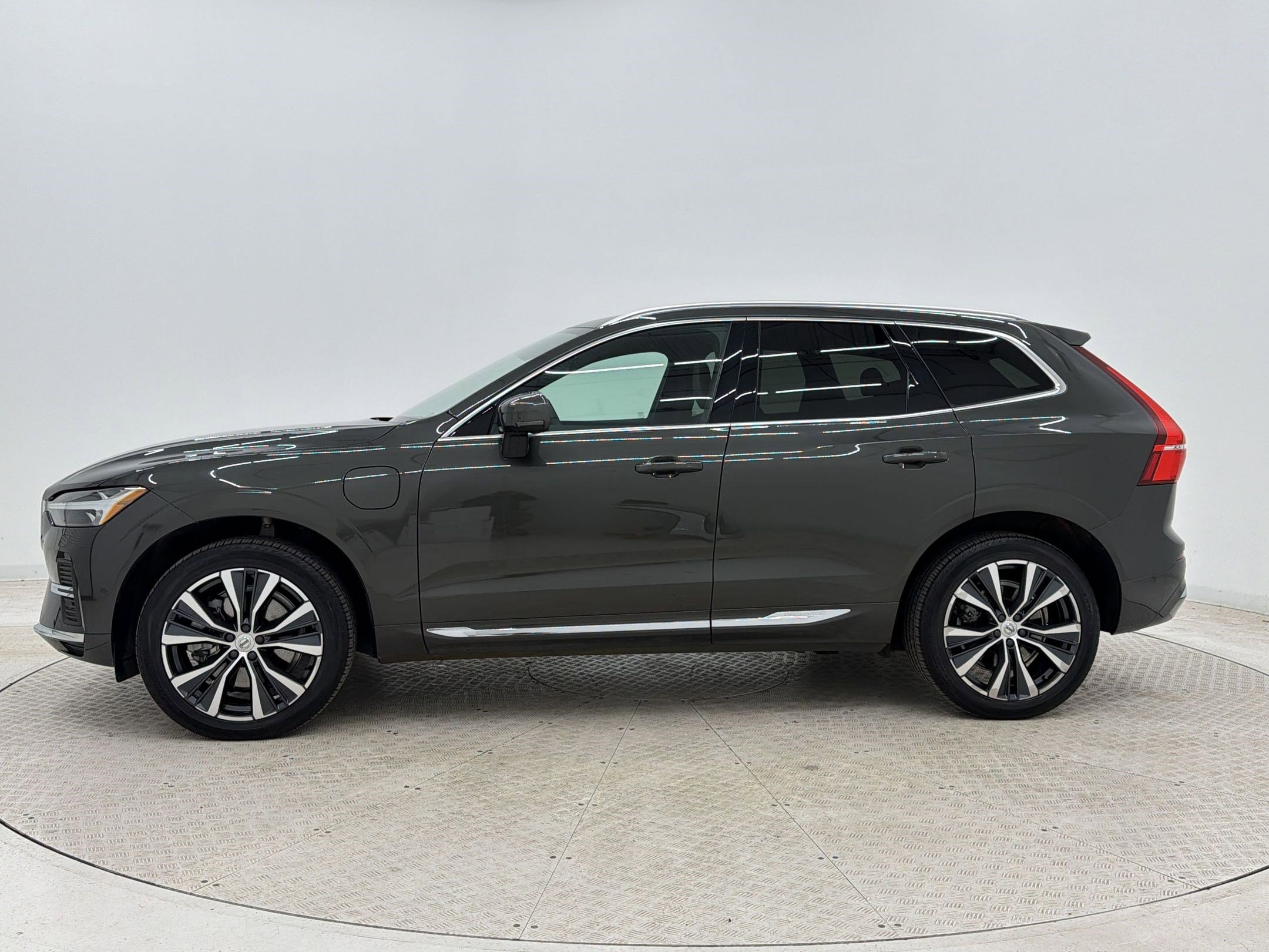 Used 2022 Volvo XC60 T8 Inscription Expression w/ Advanced Package AWD/4WD image 2