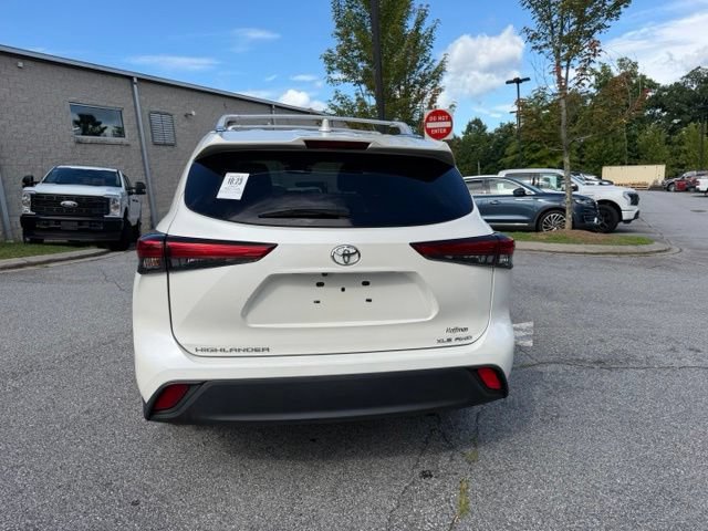 Used 2021 Toyota Highlander XLE AWD/4WD image 4