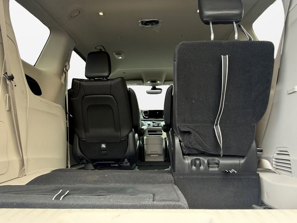 Certified 2023 Chrysler Pacifica Touring-L w/ Uconnect Theater Family Group image 18