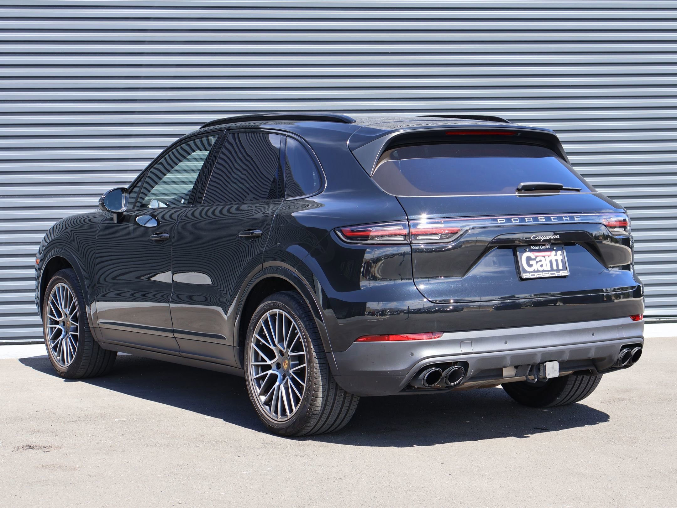 Used 2023 Porsche Cayenne Platinum Edition image 3