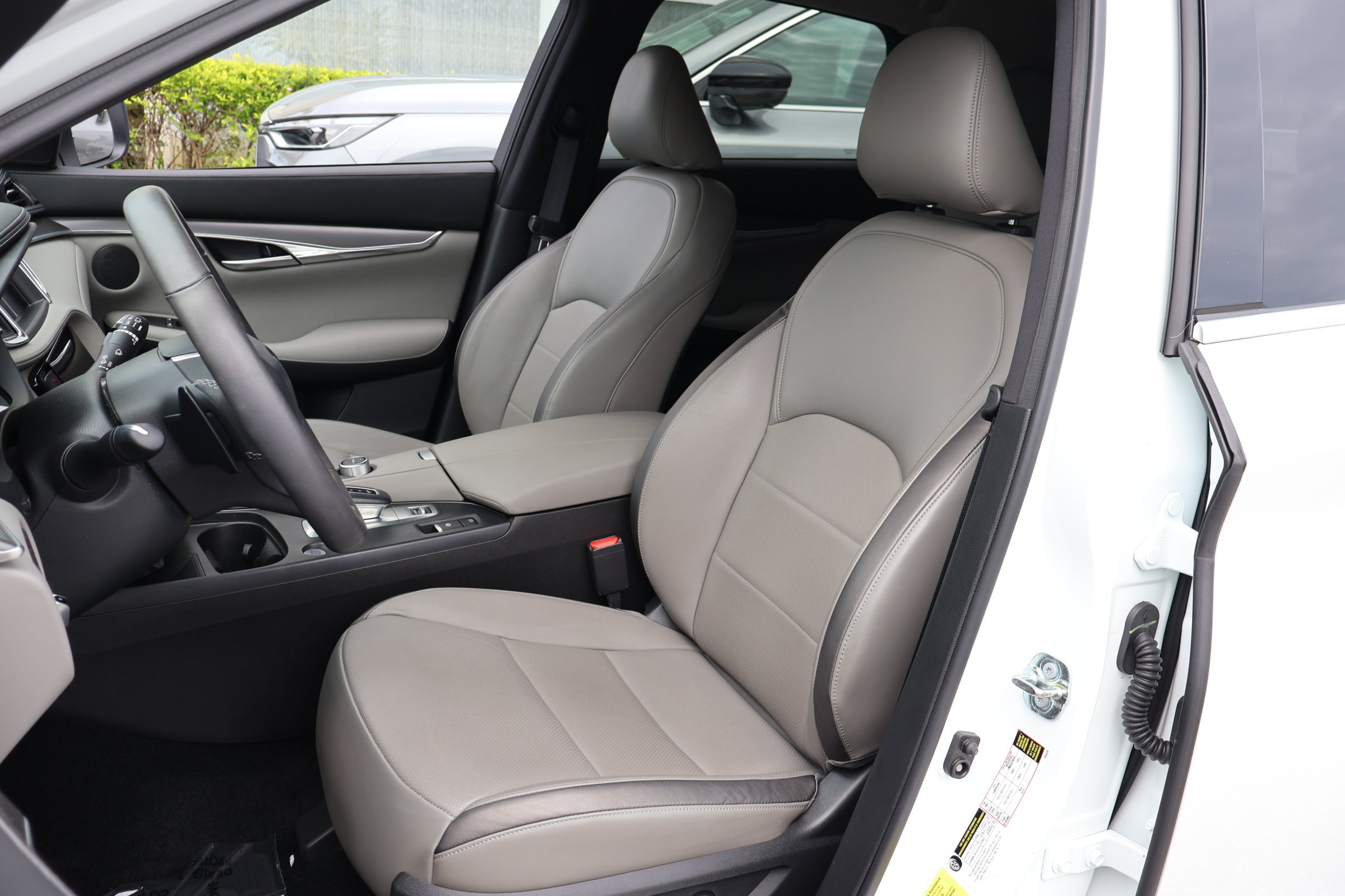 Certified 2023 INFINITI QX50 Luxe FWD image 2