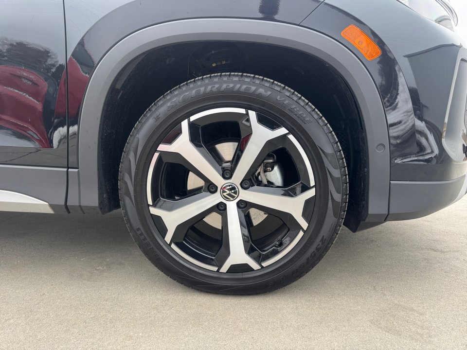 Certified 2025 Volkswagen Tiguan SE image 29