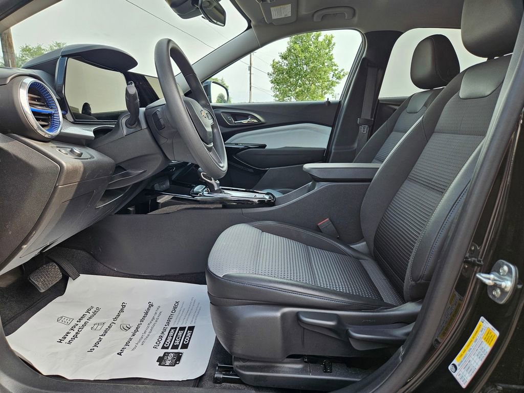 Used 2025 Chevrolet Trax LT FWD image 19