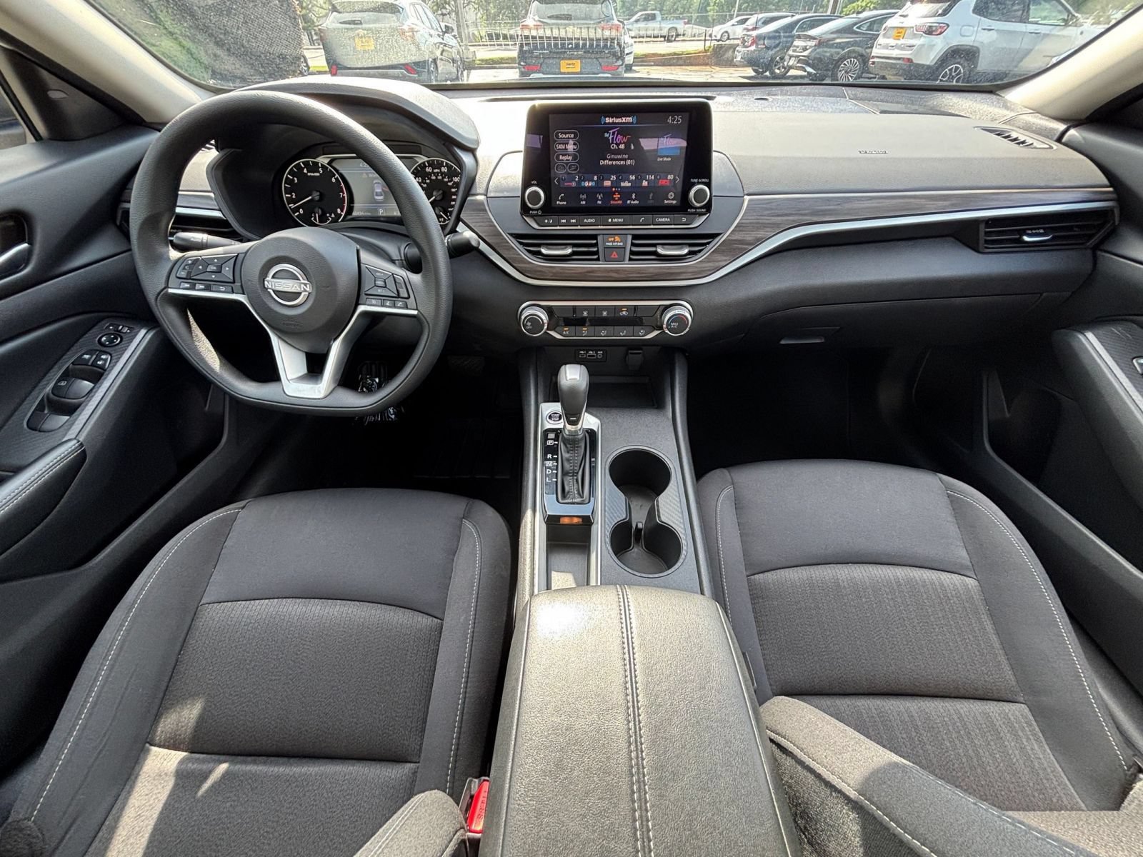 Used 2025 Nissan Altima 2.5 SV FWD image 34