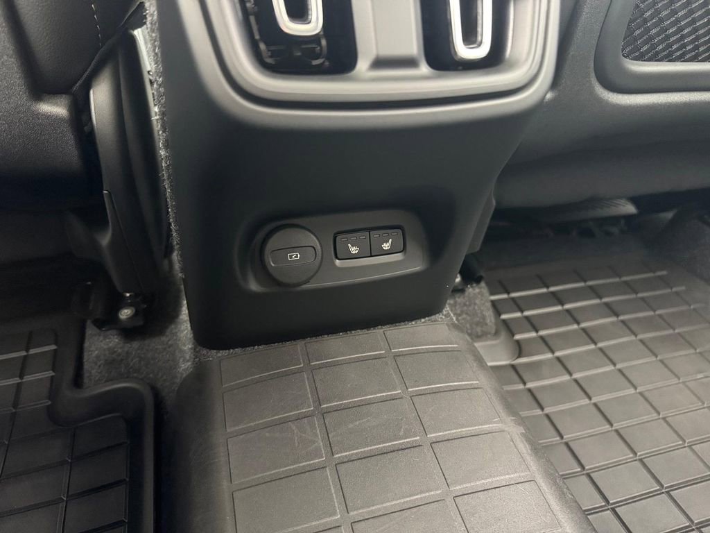Certified 2025 Volvo XC40 B5 Ultra w/ Climate Package image 10