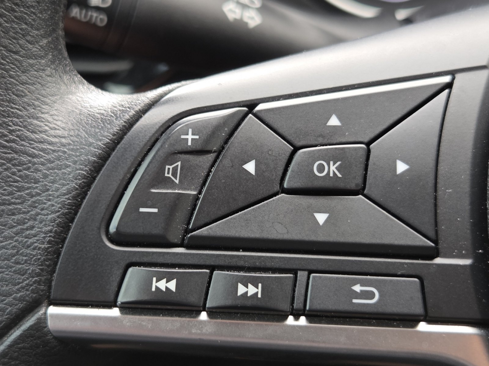 Used 2023 Nissan Sentra SV FWD image 9