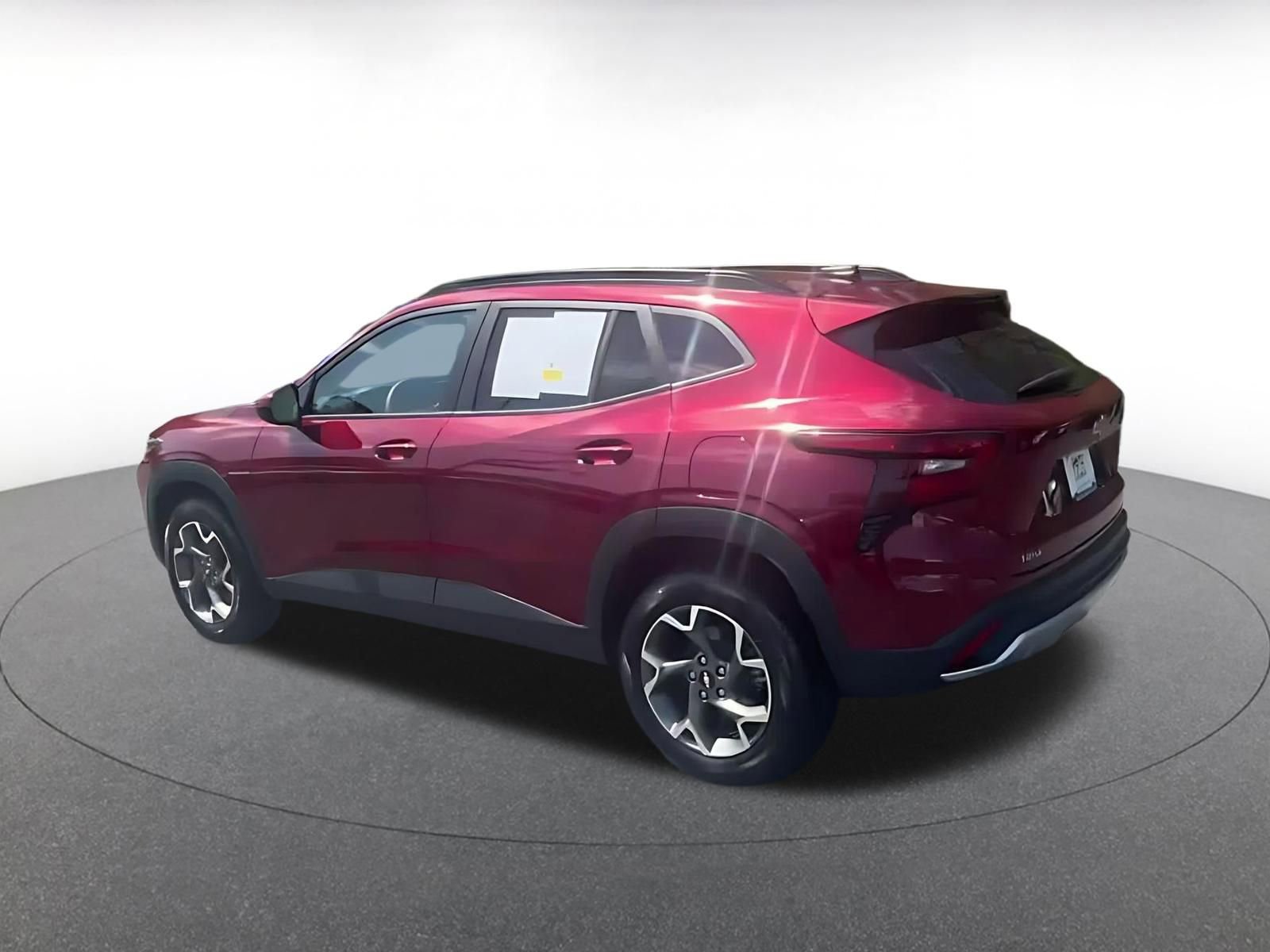 Used 2025 Chevrolet Trax LT FWD image 8