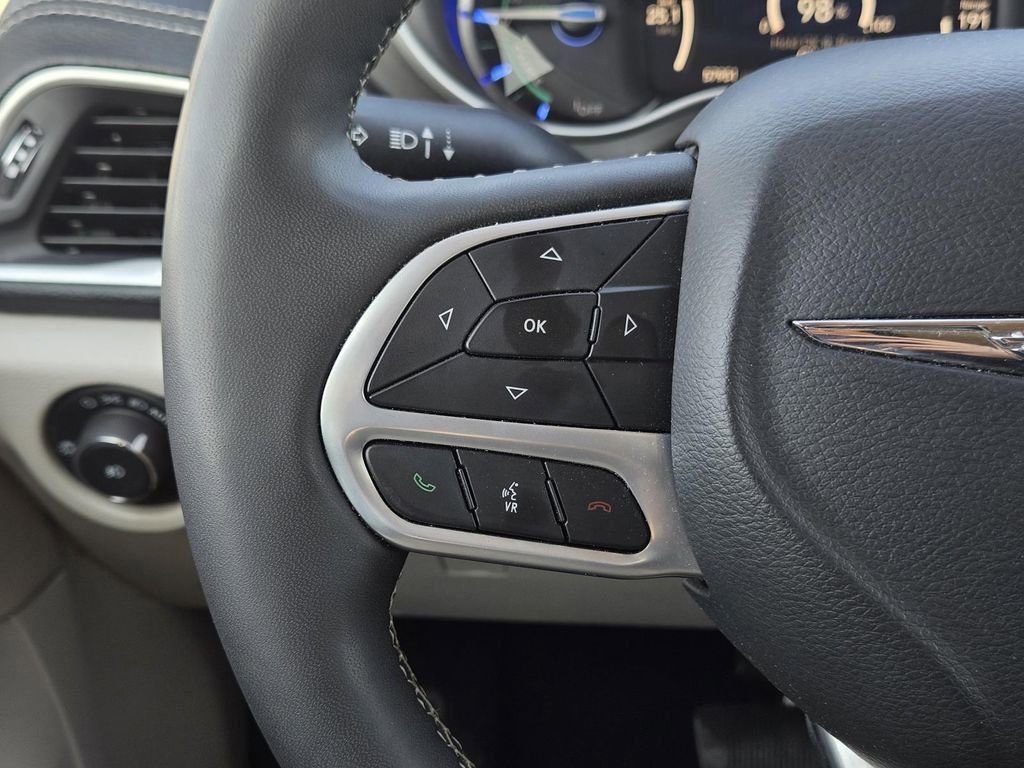 Used 2024 Chrysler Pacifica Select image 11