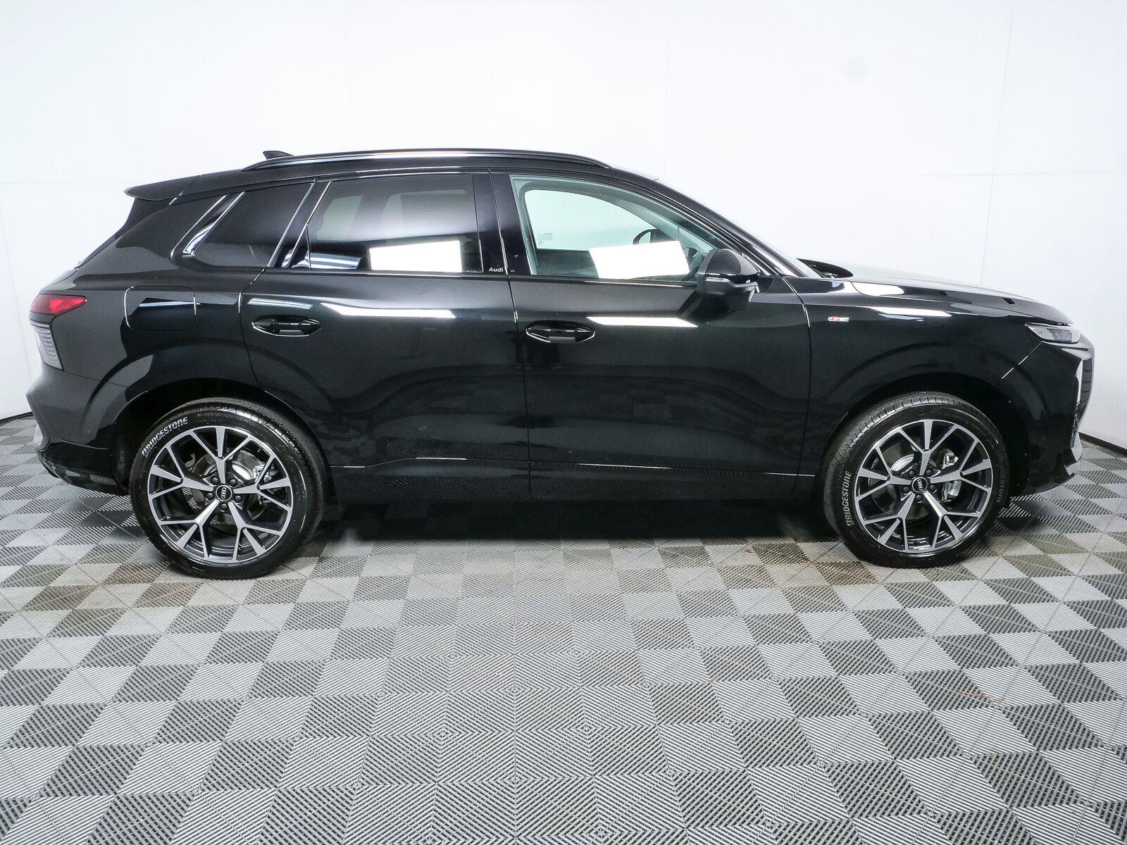 New 2026 Audi Q3 quattro 2.0T AWD/4WD image 2