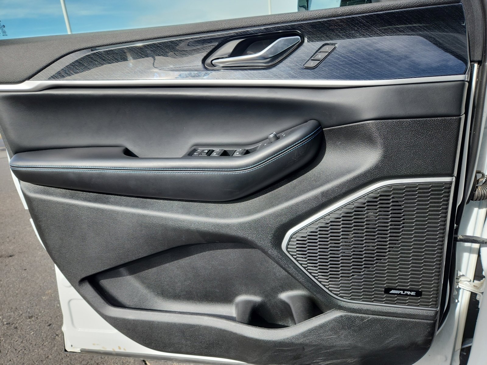 Used 2024 Jeep Grand Cherokee Trailhawk image 13