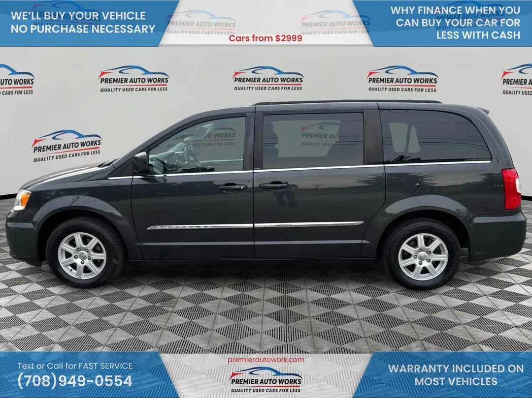 Used 2012 Chrysler Town & Country Touring image 9