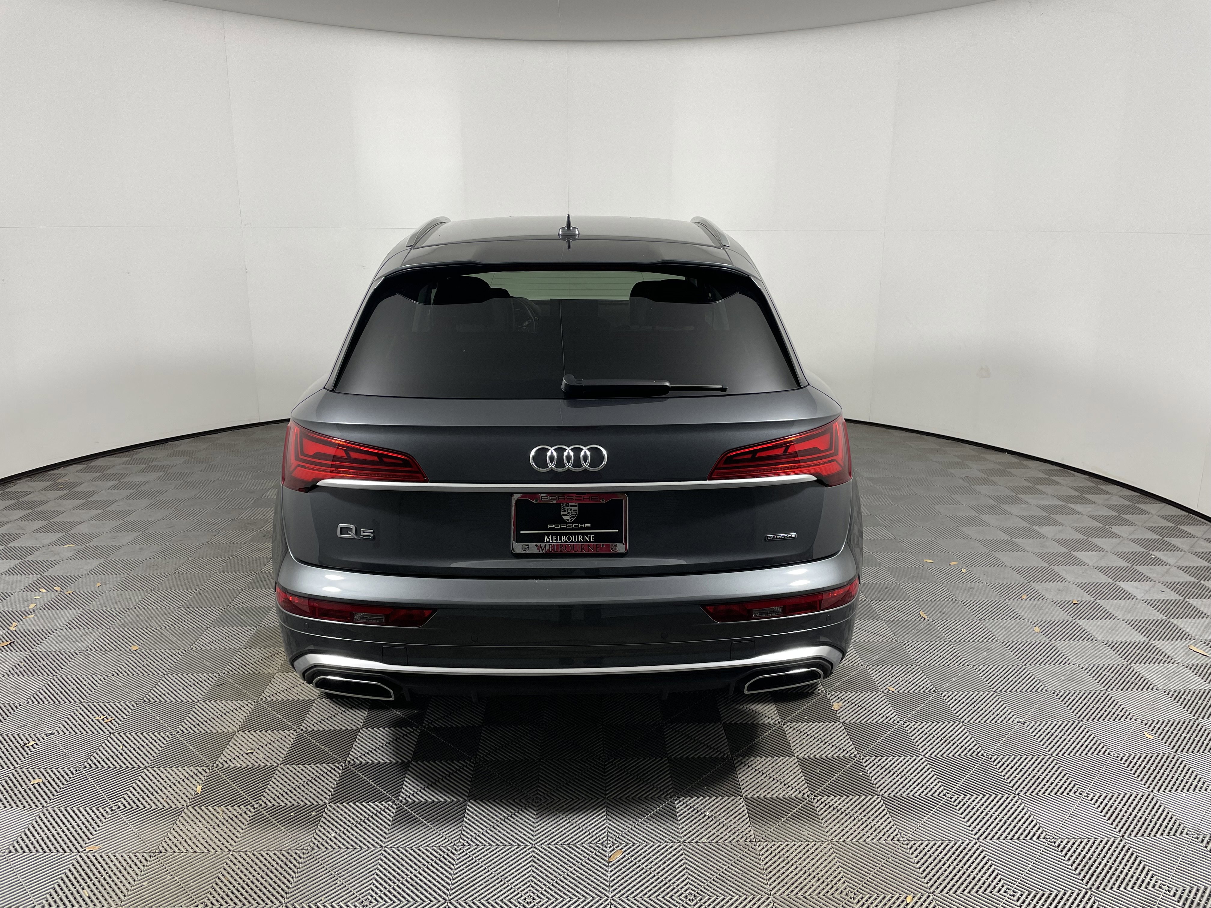 Used 2022 Audi Q5 e Premium w/ Convenience Package image 4