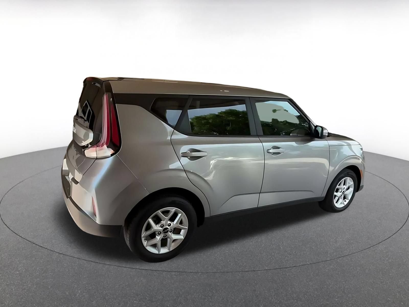 Used 2025 Kia Soul LX w/ LX Technology Package FWD image 14