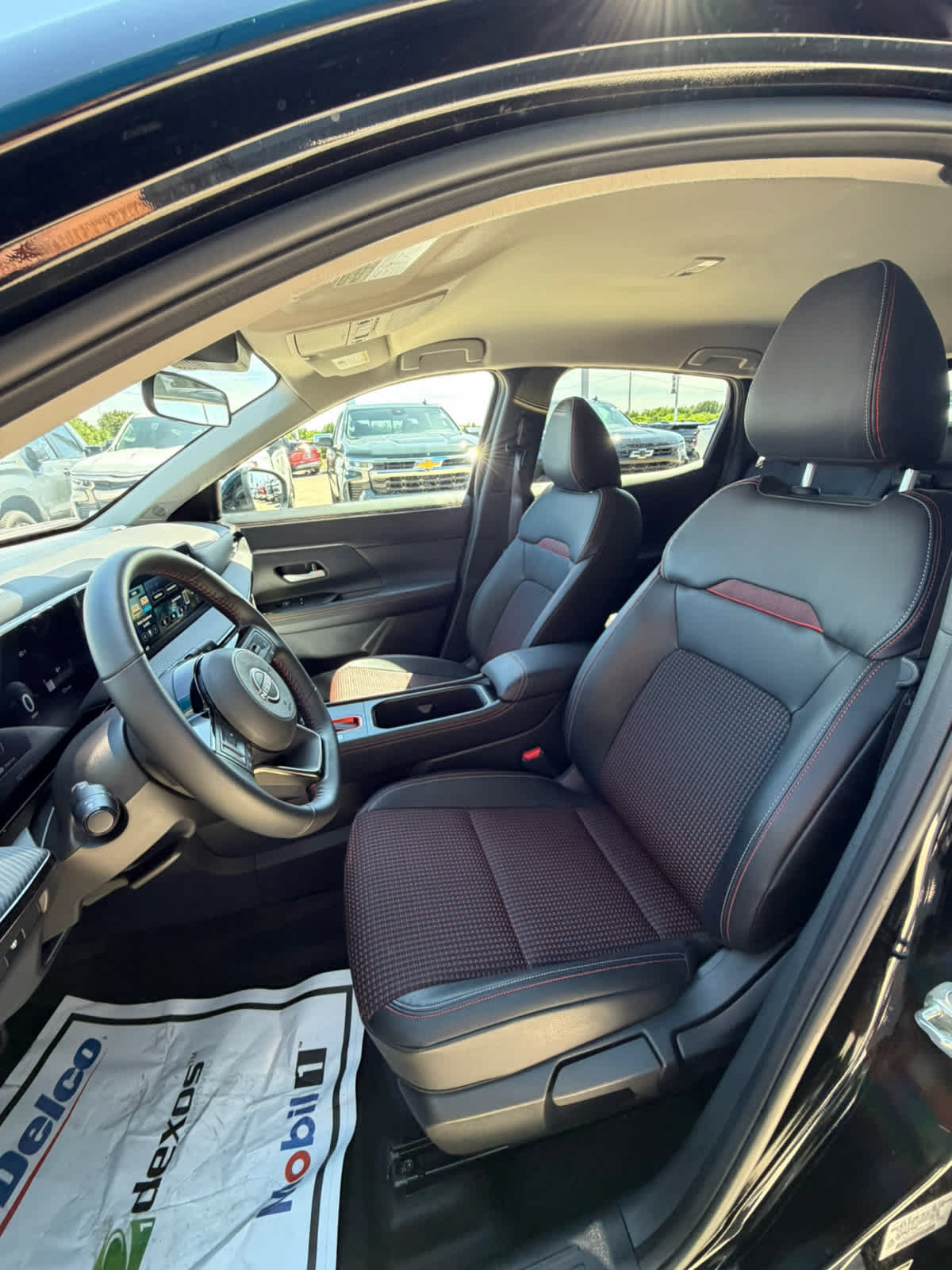 Used 2025 Nissan Kicks SR AWD/4WD image 14