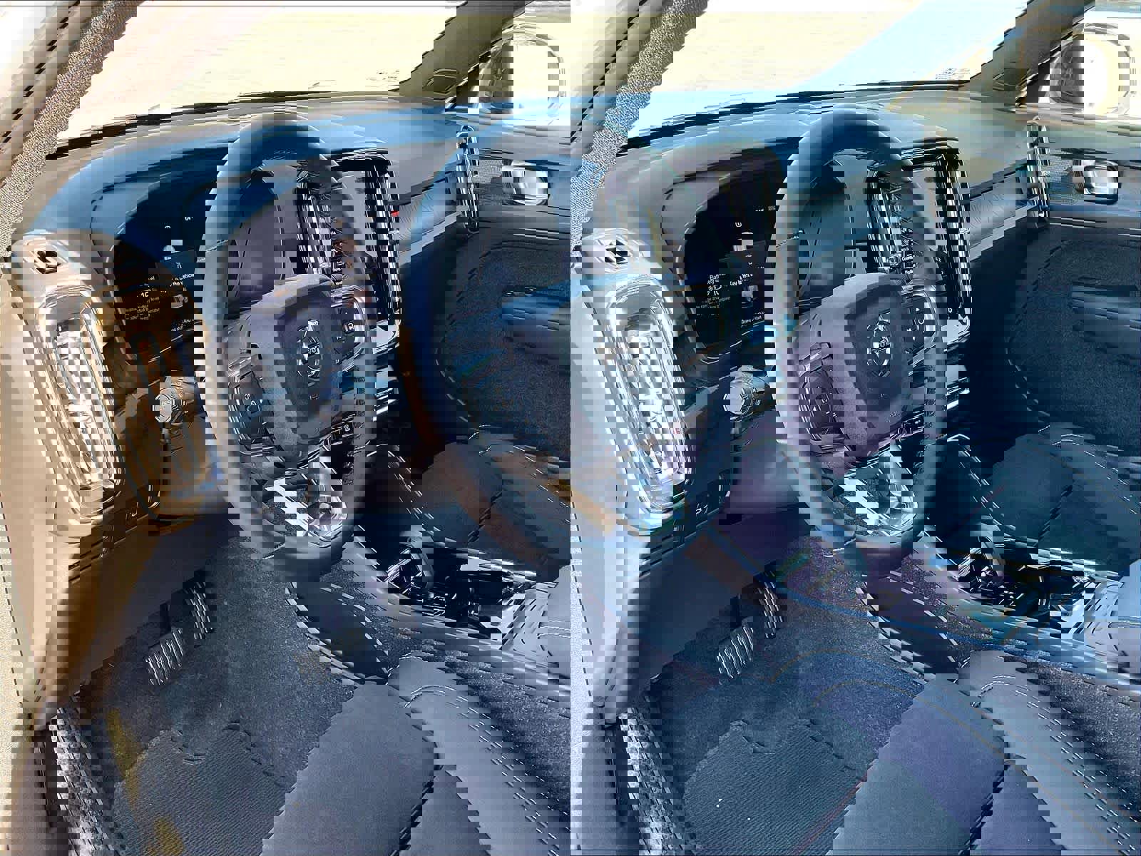 Used 2023 Volvo XC40 Recharge Plus image 17