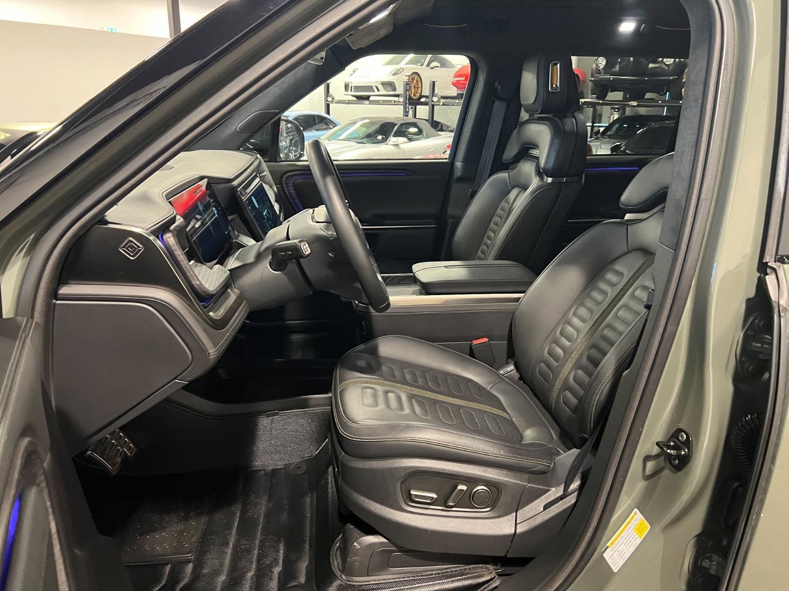 Used 2023 Rivian R1S Launch Edition image 9