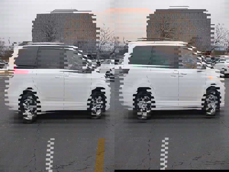 Used 2014 Toyota Sienna LE image 8