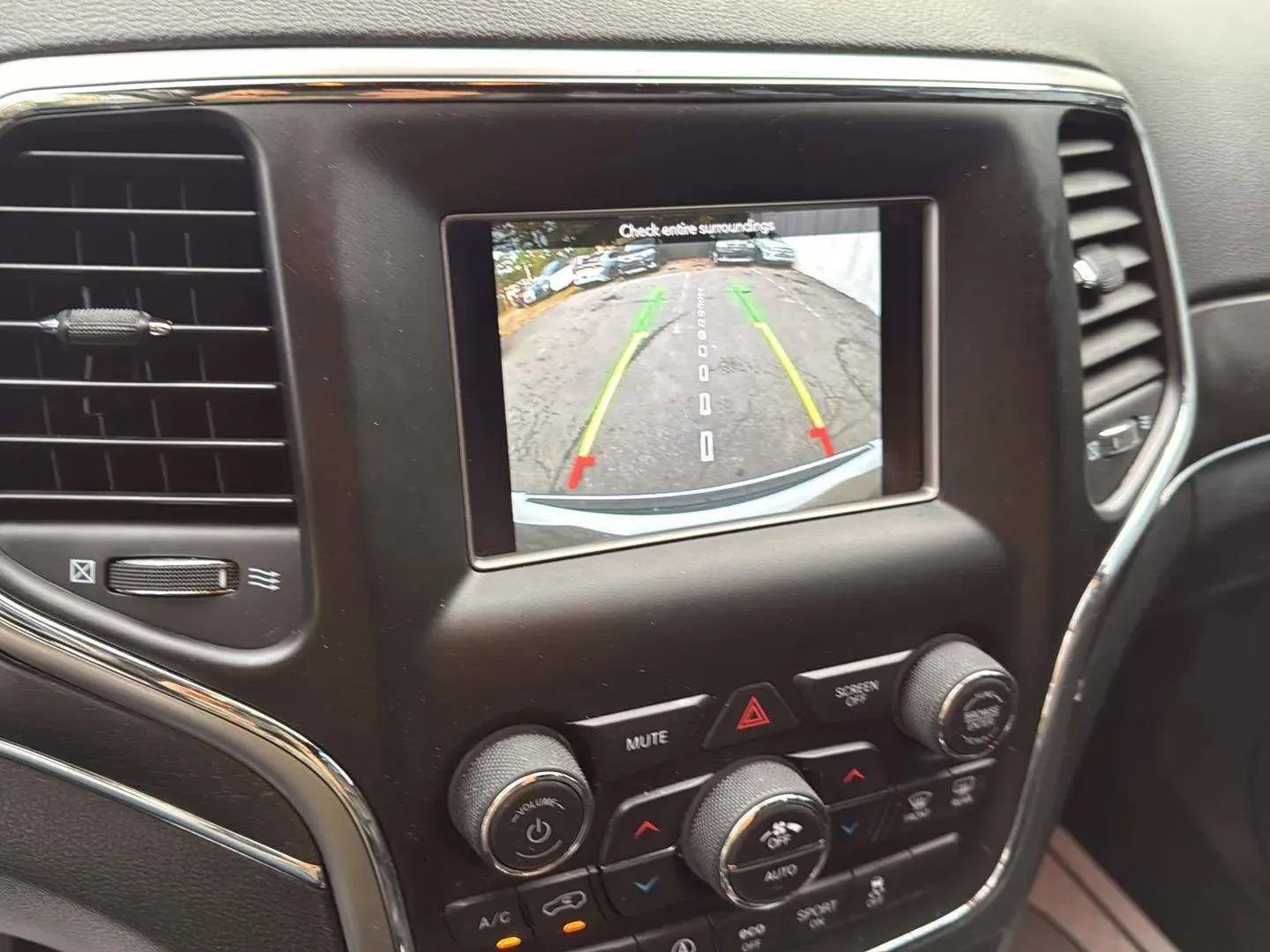 Used 2018 Jeep Grand Cherokee Limited image 19